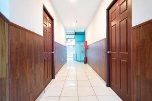 korytarz z brązowymi drzwiami i podłogą wyłożoną kafelkami w obiekcie Dancenter Phuong Nam Hospital Formerly Nam Phuong Hoang Hau w Ho Chi Minh