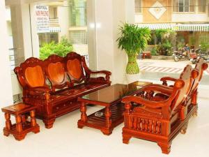 dwa drewniane krzesła i stół w pokoju w obiekcie Dancenter Phuong Nam Hospital Formerly Nam Phuong Hoang Hau w Ho Chi Minh