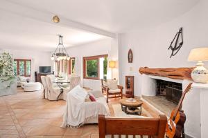 オルビアにあるVilla Libeccio Sul Marのリビングルーム(家具、暖炉付)