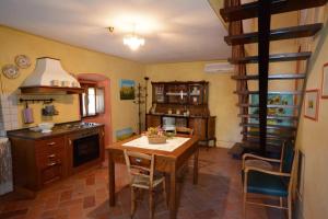 ラテリーナにあるIl Ghianderino Casa Vacanzeのキッチン(テーブル付)、階段付きのキッチン