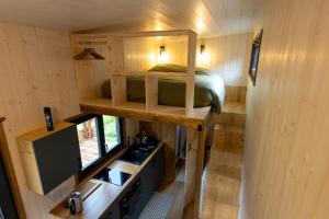 WisembachTiny house à la ferme的一个小房子,配有水槽和一张双层床