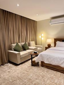 une chambre d'hôtel avec un lit et un canapé dans l'établissement استوديو راق في قلب العليا, à Riyad
