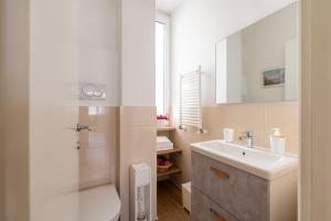 Ένα μπάνιο στο Clio Rome Suite 2 bedroom 2 bathroom apartment