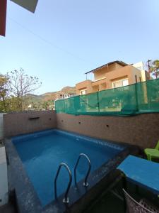 ロナバラにあるPlanet C villa - 3 BHK with private swimming poolの建物の屋上にあるプール