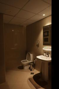 にあるsharjah,kalbaのトイレと洗面台付きのバスルーム