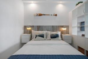 ein Schlafzimmer mit einem großen weißen Bett mit zwei Nachttischen in der Unterkunft Cute Studio In The Sun in Puerto de la Cruz