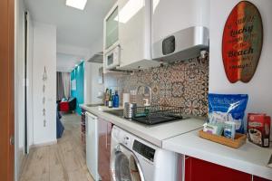 eine Küche mit Waschmaschine in der Unterkunft Cute Studio In The Sun in Puerto de la Cruz