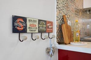 eine Küche mit einer Theke mit Aufklebern an der Wand in der Unterkunft Cute Studio In The Sun in Puerto de la Cruz + 17 Fotos