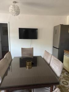 TV a/nebo společenská místnost v ubytování Apartmani Tina