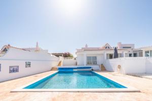 a swimming pool in the backyard of a house at Casa Dos Amigos in Budens