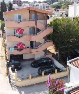 Το κτήριο όπου στεγάζεται  το διαμέρισμα