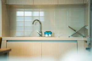 una encimera de cocina con fregadero en Modern 1BR with Lake View Yas Island Stay for 4, en Abu Dabi 47 fotos más