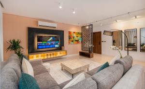 Televisyen dan/atau pusat hiburan di Two Bedroom Luxury Flat in Almughrizat