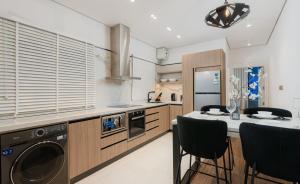 Η κουζίνα ή μικρή κουζίνα στο Luxury apartment in Almughrizat