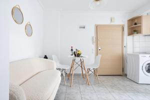 una sala de estar con un sofá y una mesa en Minimal Apt in the Heart of the city, en Tesalónica