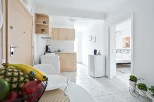 Una cocina con un bol de fruta en una mesa. en Minimal Apt in the Heart of the city, en Tesalónica