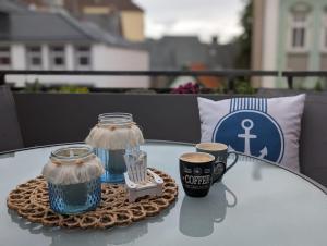 库克斯港Ferienlodge Ankerglück的桌子上放着两杯咖啡