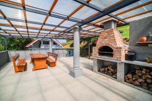 Un patio sau altă zonă în aer liber la 4 Bedroom Villa with Heated Indoor Pool Jajo & Pajo