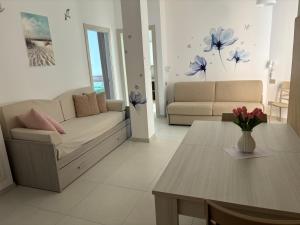 una sala de estar con un sofá y una mesa en Cà in scia maina, en Borghetto Santo Spirito