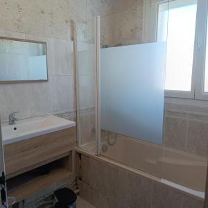 un bagno con doccia e lavandino di Comme a la maison a Saint-Julien-les-Villas