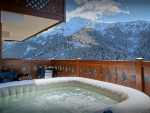 bañera de hidromasaje con vistas a la montaña en Cluzel Alpine Loft - OVO Network, en La Clusaz