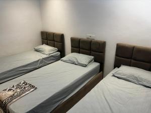 two beds in a small room with at Plage Mehdia, appartement with wifi in Plage de Mehdia