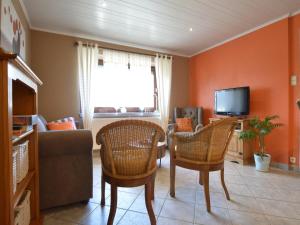 a living room with a couch and chairs and a tv at Waimes Retreat Near Forest in Waimes