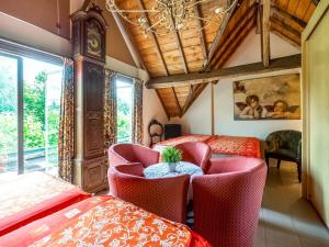 a room with two beds and a table and chairs at Oud-Rekem Heritage Hideaway in Uikhoven