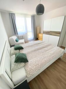 ein Schlafzimmer mit einem großen Bett mit zwei grünen Kissen in der Unterkunft Quiet apartment in Rožnov p R Homestay in Rožnov pod Radhoštěm