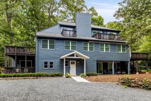 a blue house with a gambrel roof at Gum Tree 3 with Wintergreen Advantage in Wintergreen