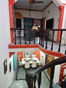 uma sala de jantar com mesa e cadeiras em Charming Chennai Home with Modern Amenities em Chennai