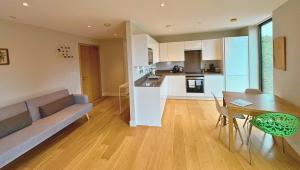 un soggiorno e una cucina con un divano e un tavolo di Modern Central Apartment with Parking a Cambridge