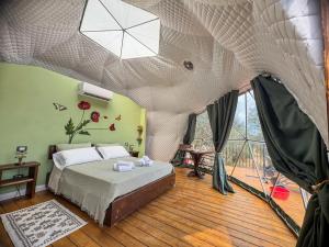 En eller flere senge i et værelse på The Land Before Time - Quad & Saddle Retreats