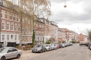 オーフスにあるCozy 1-bedroom apartment in Øgadekvarteret in central Aarhus - 43の路地駐車車列