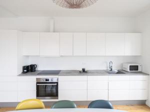 Η κουζίνα ή μικρή κουζίνα στο Beautiful and bright 4-bedroom apartment - 51
