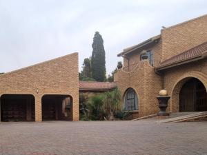 范德拜尔帕克5 on Ash的一座有两个入口和一个庭院的砖砌建筑