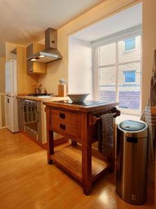 爱丁堡The Ice House的厨房配有桌子和碗