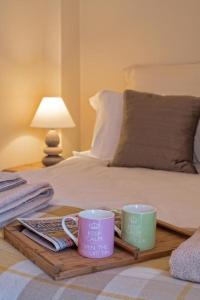 爱丁堡The Ice House的床边木托盘上放着两个咖啡杯 更多3张照片