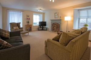 爱丁堡The Ice House的有两张沙发和一个壁炉的客厅