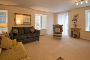 爱丁堡The Ice House的带沙发和椅子的客厅