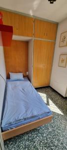 a bedroom with a bed and a wooden cabinet at Einzelzimmer mit Gemeinschaftsbad -und Küchenbenutzung in Purasca