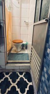 a bathroom with a toilet with a wooden seat at Kasa Krom in Belém