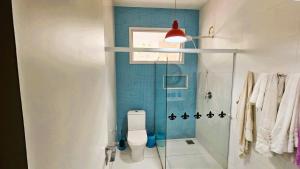 a bathroom with a shower and a toilet in it at Quarto expetacular in Timóteo
