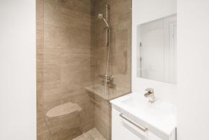 Bilik mandi di 2-BR apartment in Frederiksberg with a balcony - 177