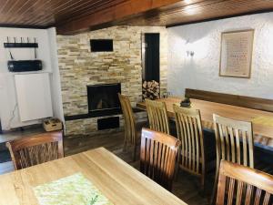 ブリーロンにあるGroup Getaway in Brilon-Waldのテーブルと椅子、暖炉のあるダイニングルーム