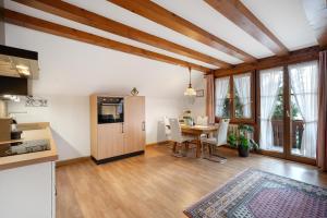 a kitchen and dining room with a table and chairs at Gästehaus Weingut Mangel in Endingen