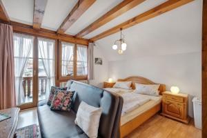 a bedroom with a bed and a couch at Gästehaus Weingut Mangel in Endingen