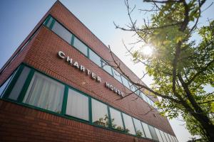 un bâtiment avec une enseigne sur le côté dans l'établissement Spacious Two-Bedroom Apartment - Parking, 7 Mins from Station, Ideal for Business or leisure Stays By AV Hughes Properties, à Milton Keynes