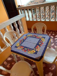 stół z szachownicą na balkonie w obiekcie Temporada CG - Casa Jardim Quarenta w mieście Campina Grande