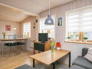 Una sala de estar con una mesa y un televisor. en 2 person holiday home in Otterup, en Otterup